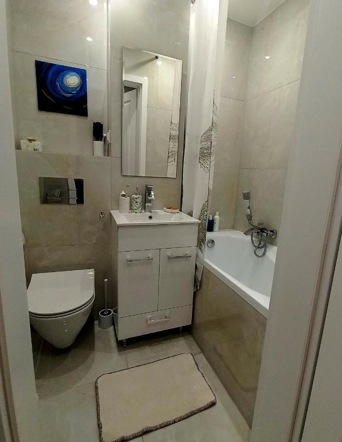 Nice Apartament With Small Tub ワルシャワ エクステリア 写真
