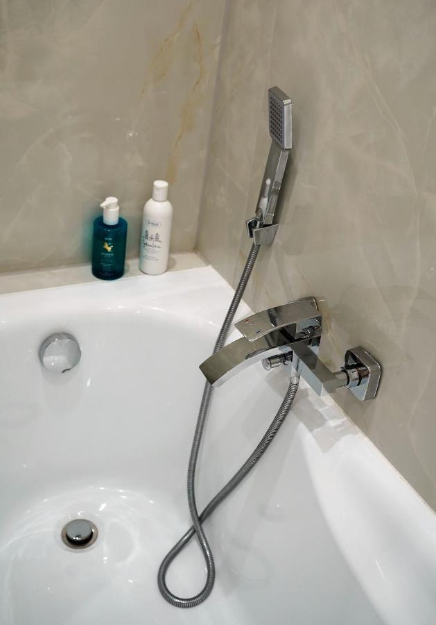 Nice Apartament With Small Tub ワルシャワ エクステリア 写真